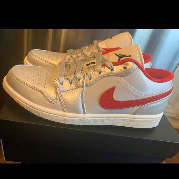 Nike Air Jordan 1 Low PRM Size 8.5 Metallic Silver University Red DA4668 001